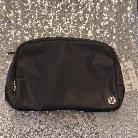 Large Lululemon Everywhere Belt Bag - Picture 1 of 10